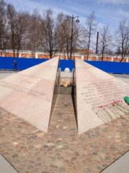 «Вечный огонь» осквернили две женщины и мужчина
