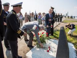 На Усть-Рогатке заложили камень будущего памятника
