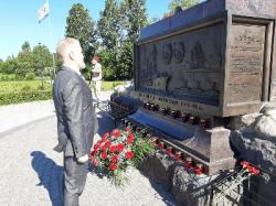 Глава администрации возложил цветы в память о погибших героях