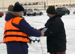 Сотрудники Кронштадтского МЧС проводят мониторинг ледовой обстановки