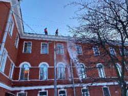 В Кронштадте идёт очистка кровель домов. Будьте осторожны!