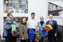 Еще одна многодетная семья получила документы на новую квартиру