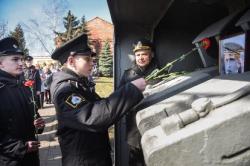 Состоялась церемония возложения цветов к орудию Ивана Томбасова.