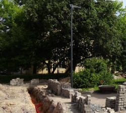 В сквере на улице Сургина реконструируют наружное освещение