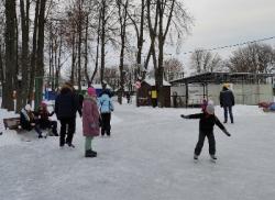 На городском стадионе открылся прокат коньков и лыж